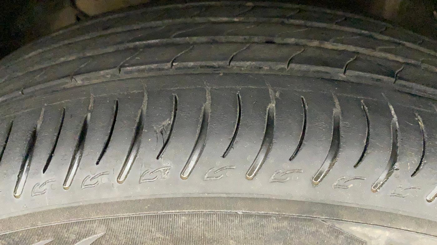 2022 Mahindra XUV700 AX 7 P MT 7 STR, Petrol, Manual, 22,790 km, Right Front Tyre Tread