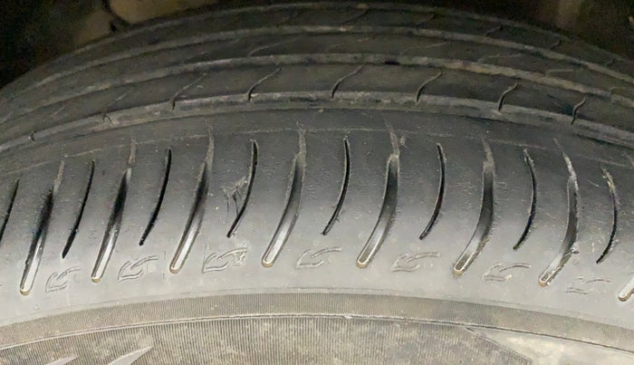2022 Mahindra XUV700 AX 7 P MT 7 STR, Petrol, Manual, 22,790 km, Right Front Tyre Tread