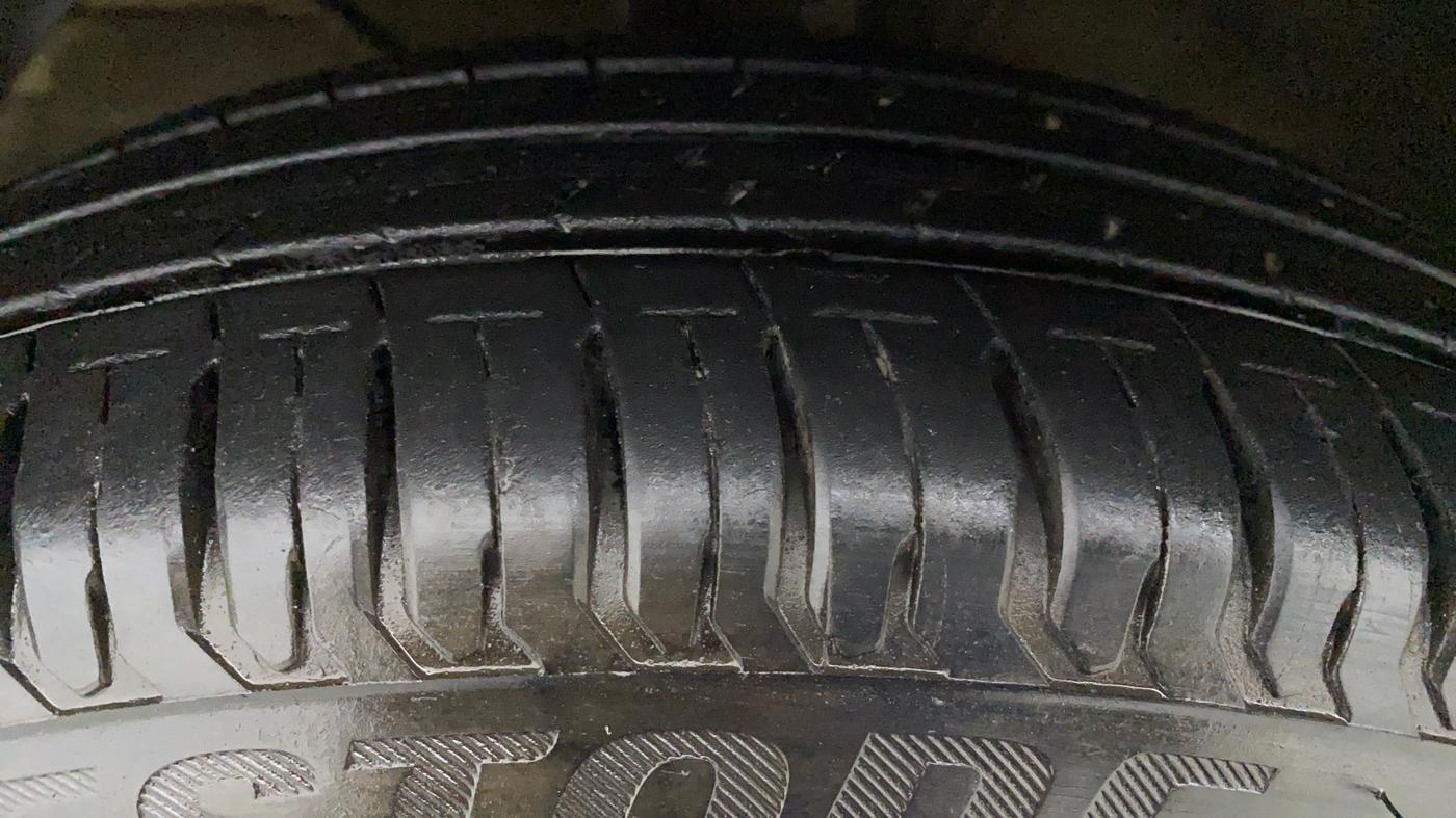 2020 Maruti Dzire VXI AMT, Petrol, Automatic, 8,518 km, Right Front Tyre Tread