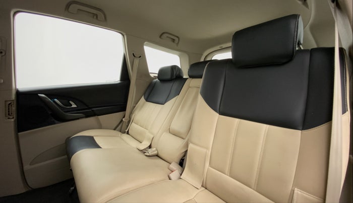 2016 Mahindra XUV500 W6 4X2, Diesel, Manual, 52,505 km, Reclining Back Row Seats