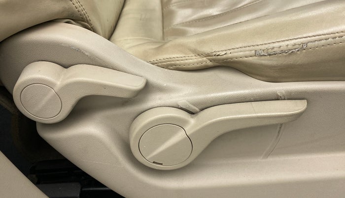 2016 Mahindra XUV500 W6 4X2, Diesel, Manual, 52,505 km, Driver Side Adjustment Panel