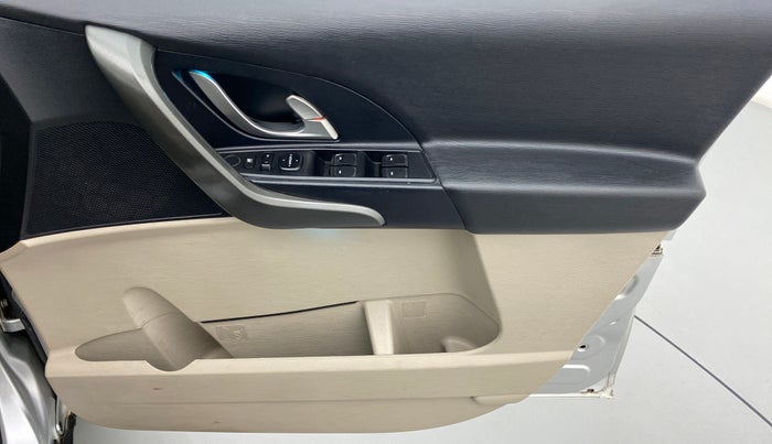 2016 Mahindra XUV500 W6 4X2, Diesel, Manual, 52,505 km, Driver Side Door Panels Control