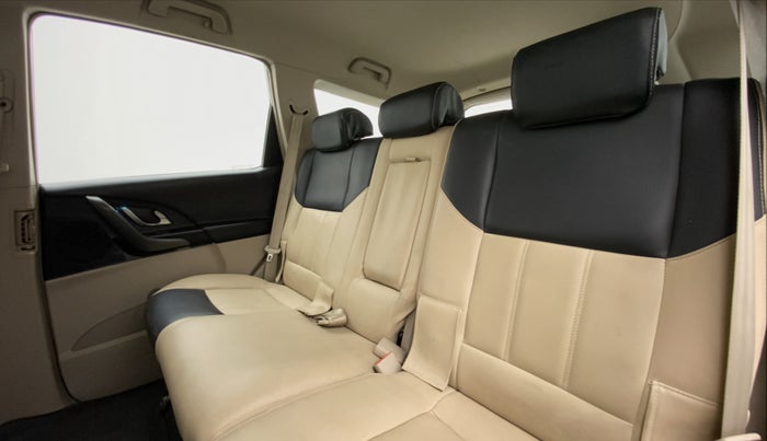 2016 Mahindra XUV500 W6 4X2, Diesel, Manual, 52,505 km, Right Side Rear Door Cabin