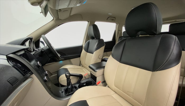 2016 Mahindra XUV500 W6 4X2, Diesel, Manual, 52,505 km, Right Side Front Door Cabin