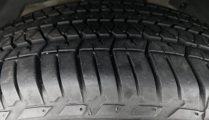 2016 Mahindra XUV500 W6 4X2, Diesel, Manual, 52,505 km, Left Front Tyre Tread