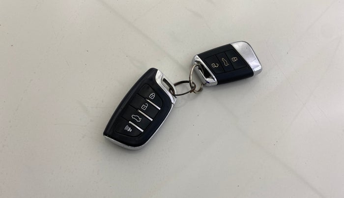 2017 Skoda Superb STYLE 1.8 TSI AT, Petrol, Automatic, 38,280 km, Key Close Up