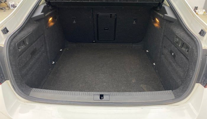 2017 Skoda Superb STYLE 1.8 TSI AT, Petrol, Automatic, 38,280 km, Boot Inside