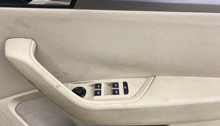 2017 Skoda Superb STYLE 1.8 TSI AT, Petrol, Automatic, 38,280 km, Driver Side Door Panels Control