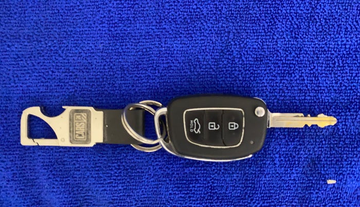 2020 Hyundai AURA S 1.2 CNG, CNG, Manual, 74,324 km, Key Close Up