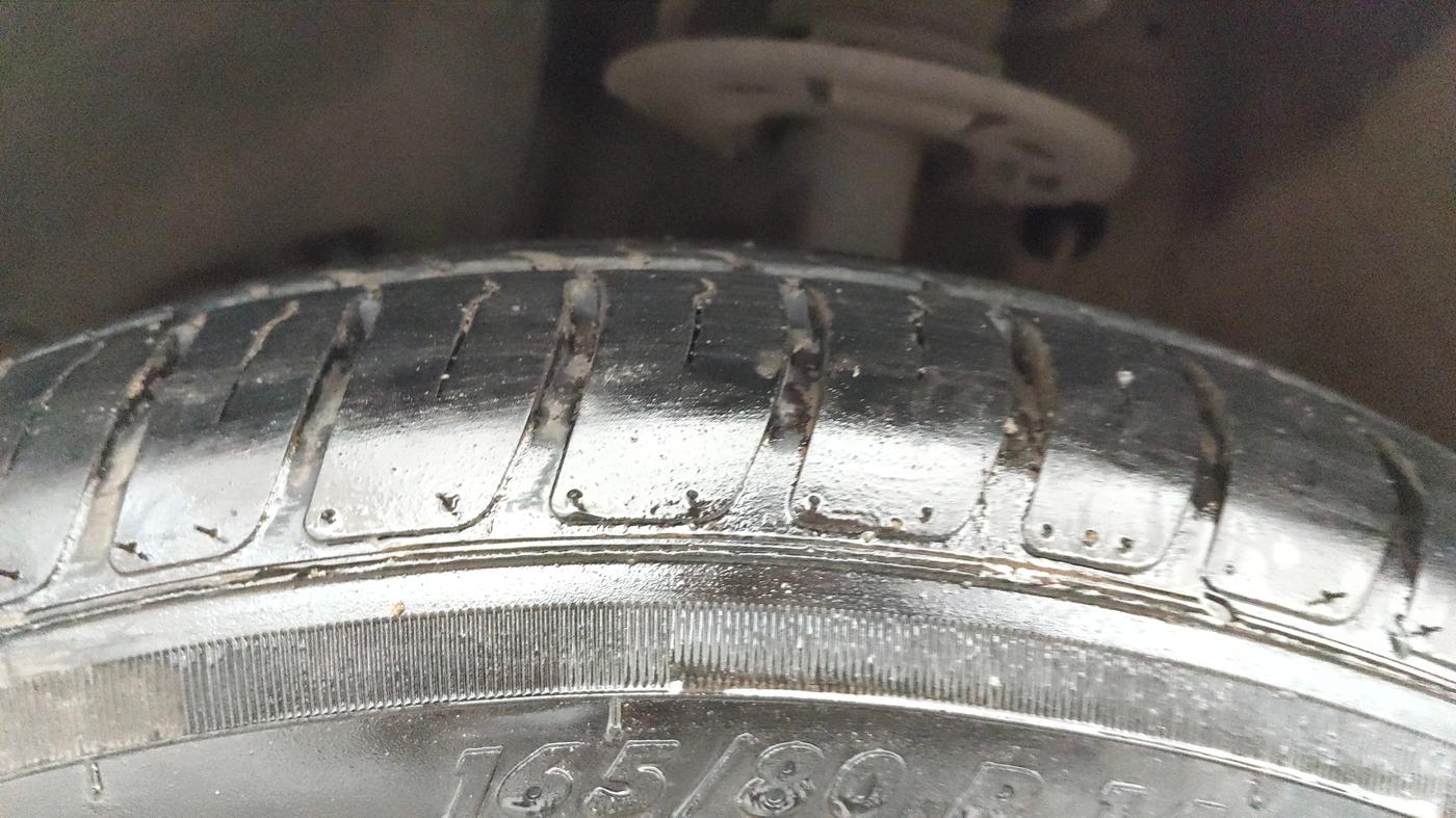 2023 Maruti Swift VXI, Petrol, Manual, 10,039 km, Left Front Tyre Tread