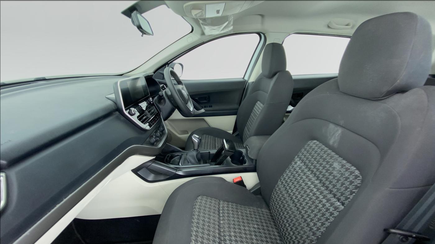 2021 Tata Safari XM 2.0 KRYOTEC, Diesel, Manual, 12,969 km, Right Side Front Door Cabin