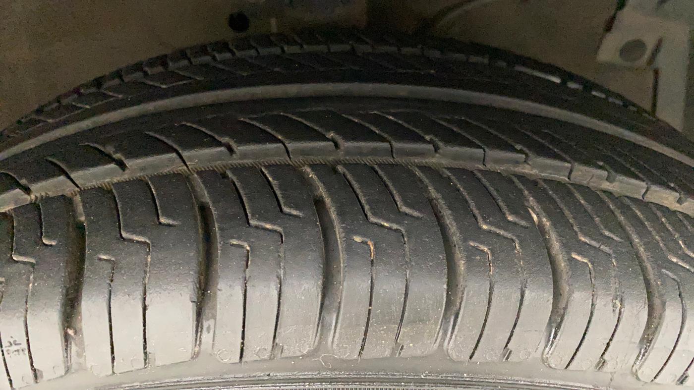 2017 Maruti Swift ZXI, Petrol, Manual, 94,776 km, Right Front Tyre Tread