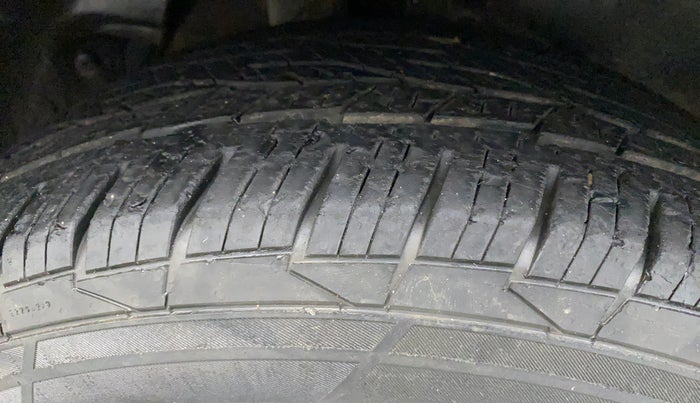 2017 Hyundai Creta SX PLUS 1.6 PETROL, Petrol, Manual, 1,22,750 km, Right Rear Tyre Tread