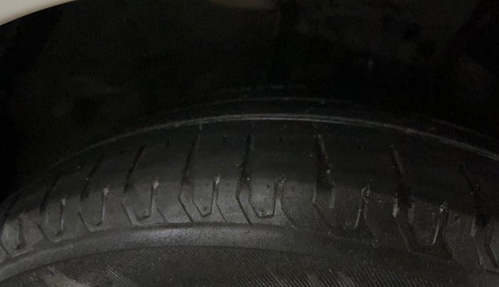 2021 Hyundai NEW I20 SPORTZ 1.2 MT, Petrol, Manual, 40,009 km, Right Front Tyre Tread