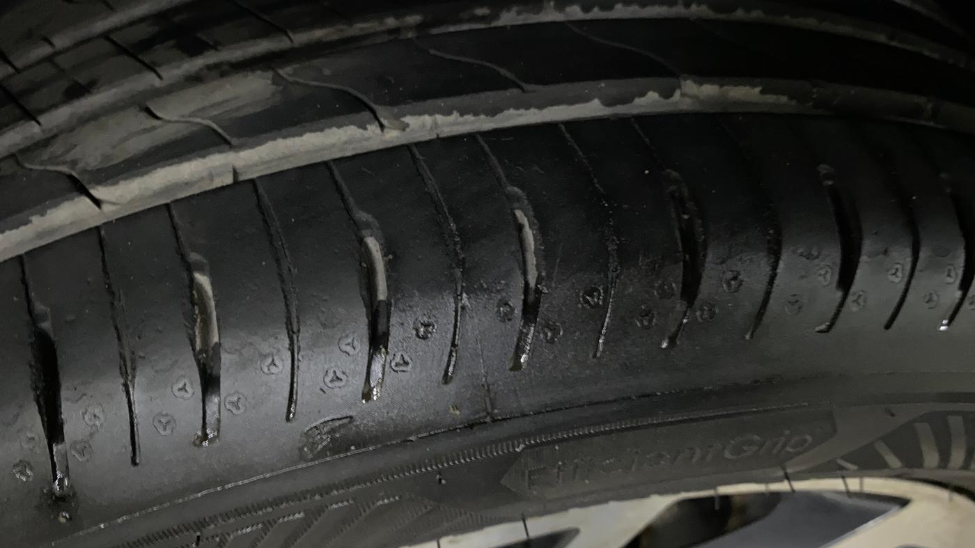 2023 Volkswagen VIRTUS TOPLINE TSI 1.0 AT, Petrol, Automatic, 63,915 km, Left Front Tyre Tread