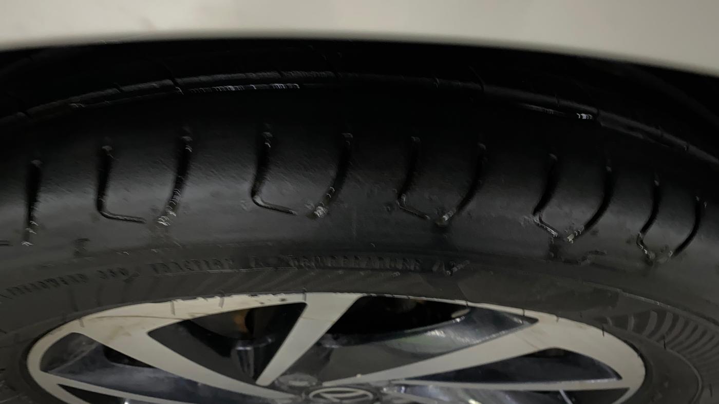 2023 Volkswagen VIRTUS TOPLINE TSI 1.0 AT, Petrol, Automatic, 63,915 km, Right Front Tyre Tread
