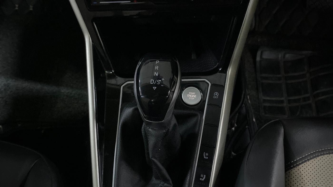 2023 Volkswagen VIRTUS TOPLINE TSI 1.0 AT, Petrol, Automatic, 63,915 km, Gear Lever
