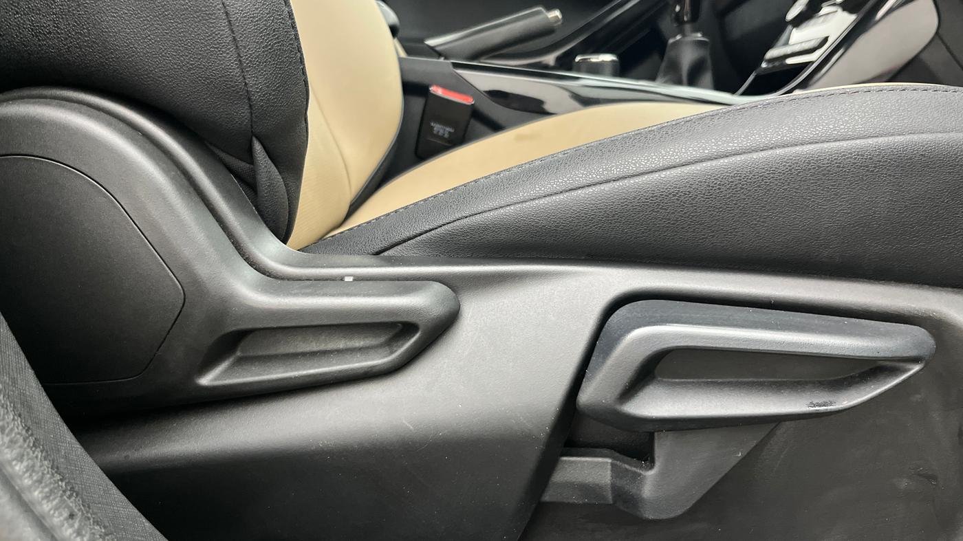 2022 Tata NEXON XZ PLUS (PREMIUM) KAZIRANGA PETROL, Petrol, Manual, 26,640 km, Driver Side Adjustment Panel