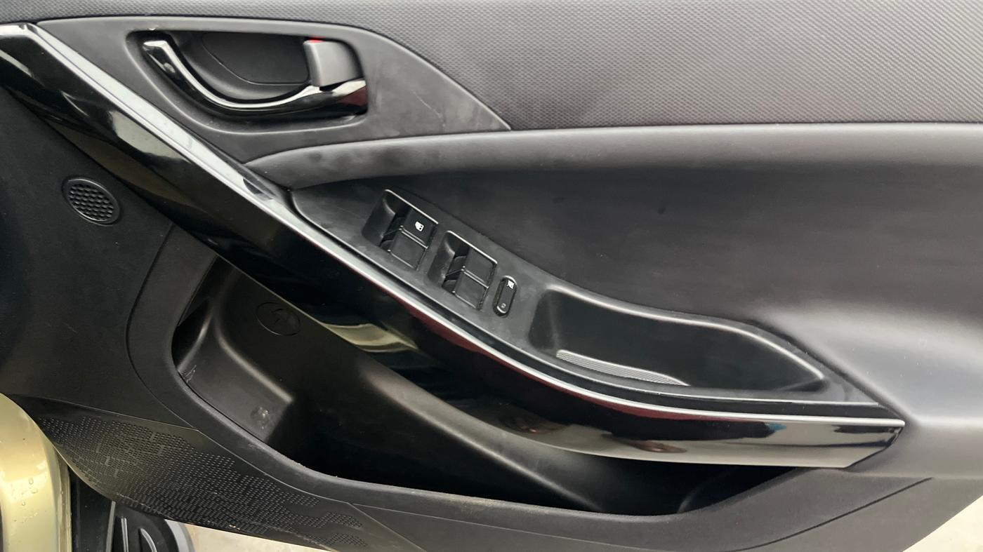 2022 Tata NEXON XZ PLUS (PREMIUM) KAZIRANGA PETROL, Petrol, Manual, 26,640 km, Driver Side Door Panels Control