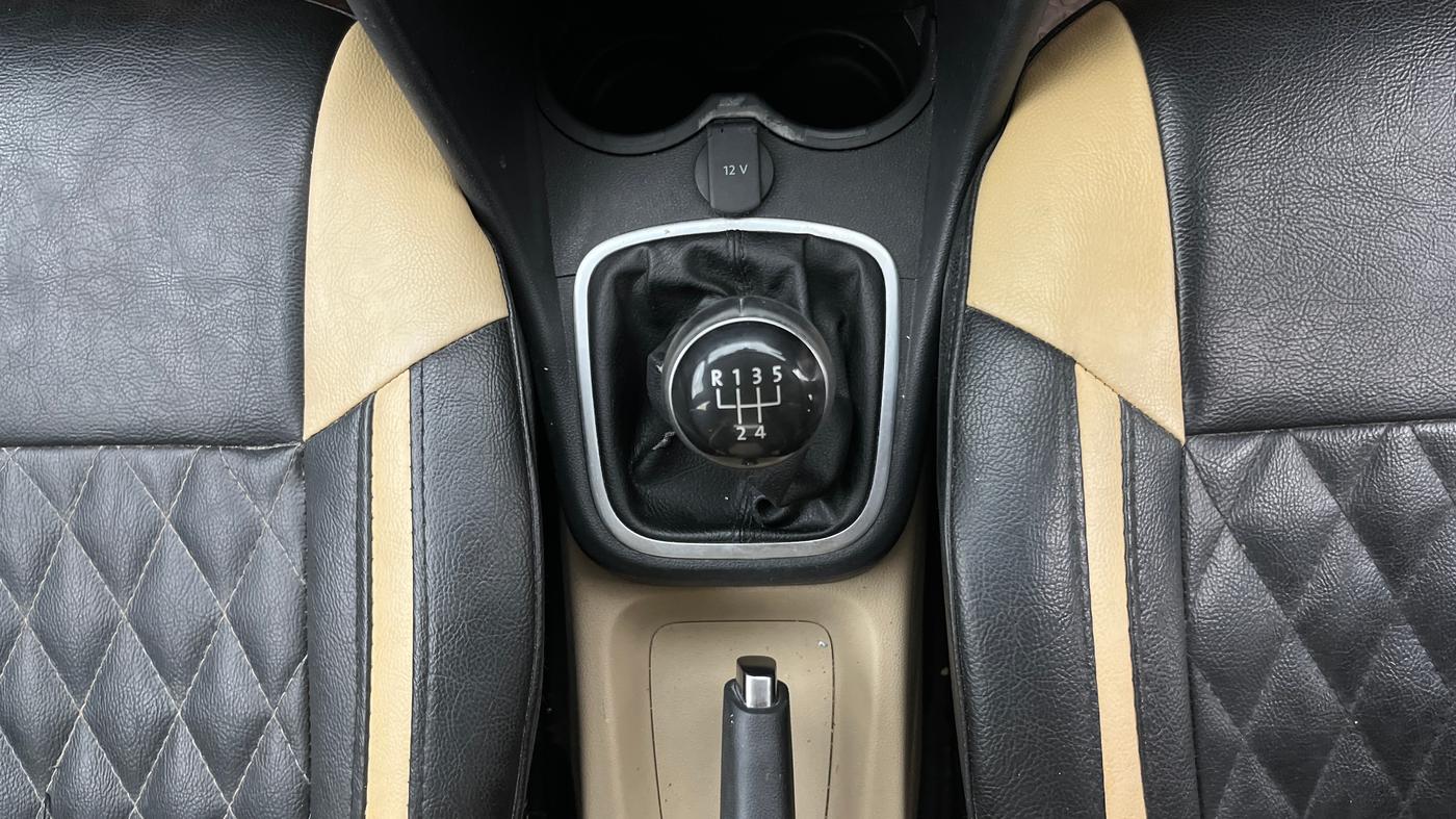 2017 Volkswagen Ameo HIGHLINE1.2L, Petrol, Manual, 94,804 km, Gear Lever