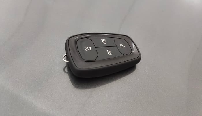 2024 Tata PUNCH ACCOMPLISHED AMT, Petrol, Automatic, 8,781 km, Key Close Up