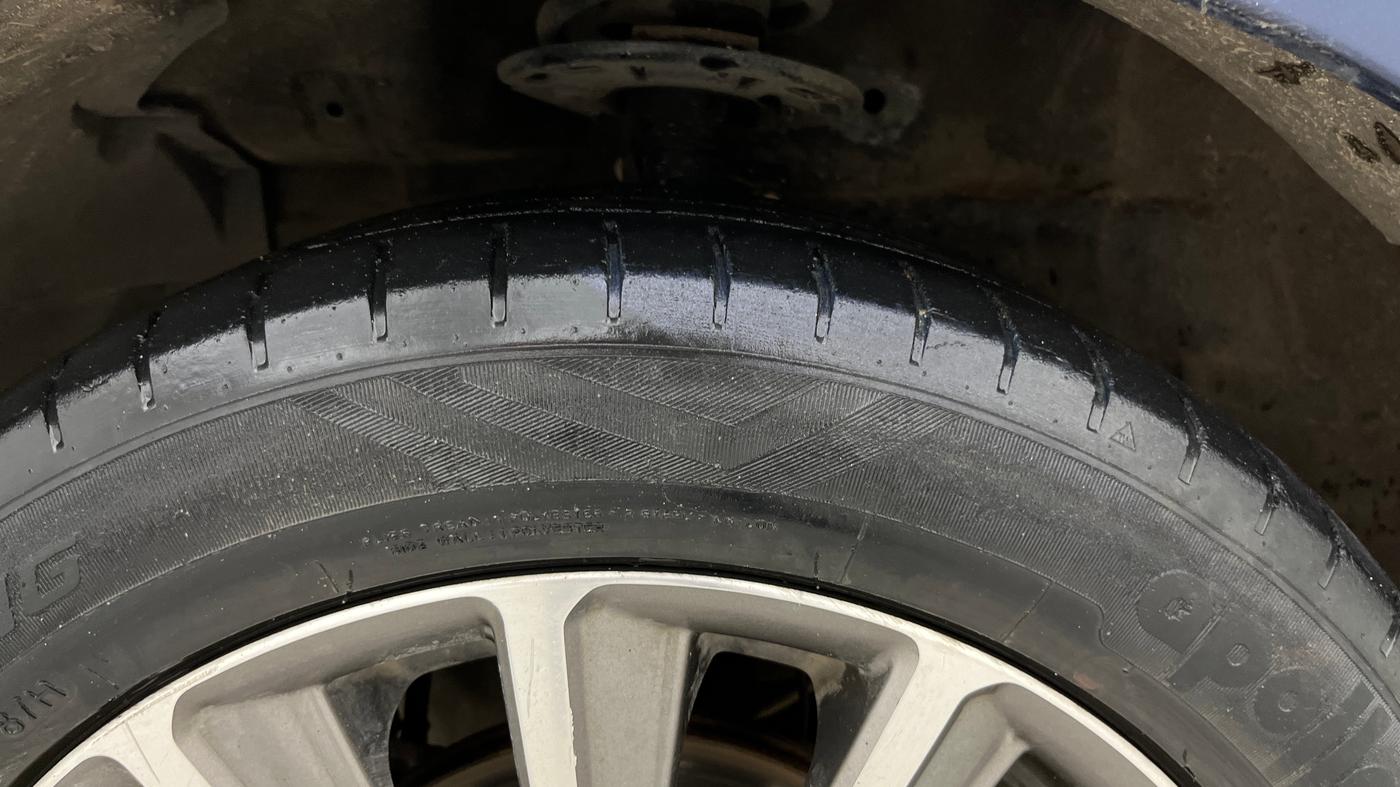 2019 Maruti Ciaz ALPHA  AT 1.5 SHVS PETROL, Petrol, Automatic, 56,065 km, Left Front Tyre Tread
