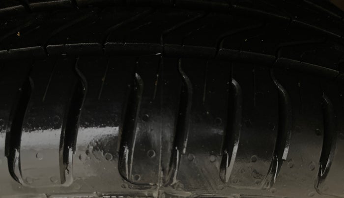 2016 Maruti Baleno ZETA PETROL 1.2, Petrol, Manual, 55,840 km, Right Front Tyre Tread