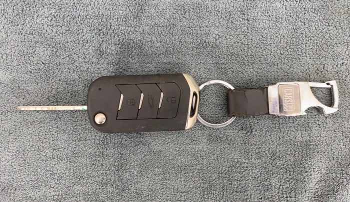 2022 Mahindra XUV300 W8 (O) 1.2 PETROL, Petrol, Manual, 3,573 km, Key Close Up