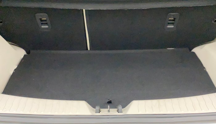 2022 Mahindra XUV300 W8 (O) 1.2 PETROL, Petrol, Manual, 3,573 km, Boot Inside