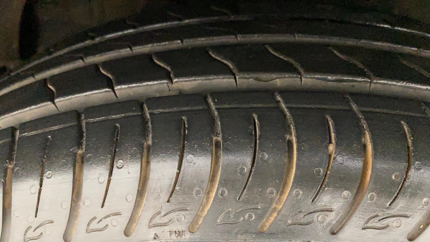 2022 Mahindra XUV300 W8 (O) 1.2 PETROL, Petrol, Manual, 3,573 km, Left Front Tyre Tread