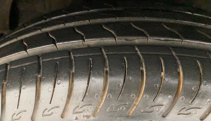 2022 Mahindra XUV300 W8 (O) 1.2 PETROL, Petrol, Manual, 3,573 km, Left Front Tyre Tread