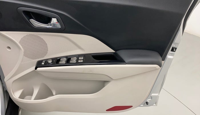 2022 Mahindra XUV300 W8 (O) 1.2 PETROL, Petrol, Manual, 3,573 km, Driver Side Door Panels Control