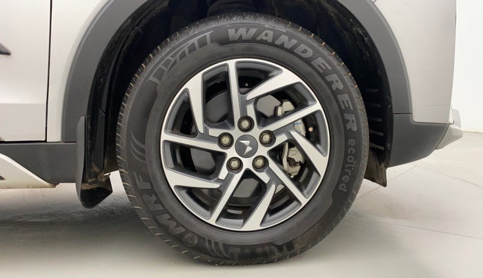 2022 Mahindra XUV300 W8 (O) 1.2 PETROL, Petrol, Manual, 3,573 km, Right Front Wheel