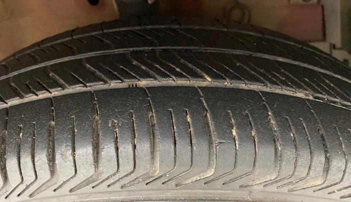 2013 Maruti Swift VXI, Petrol, Manual, 69,748 km, Right Front Tyre Tread
