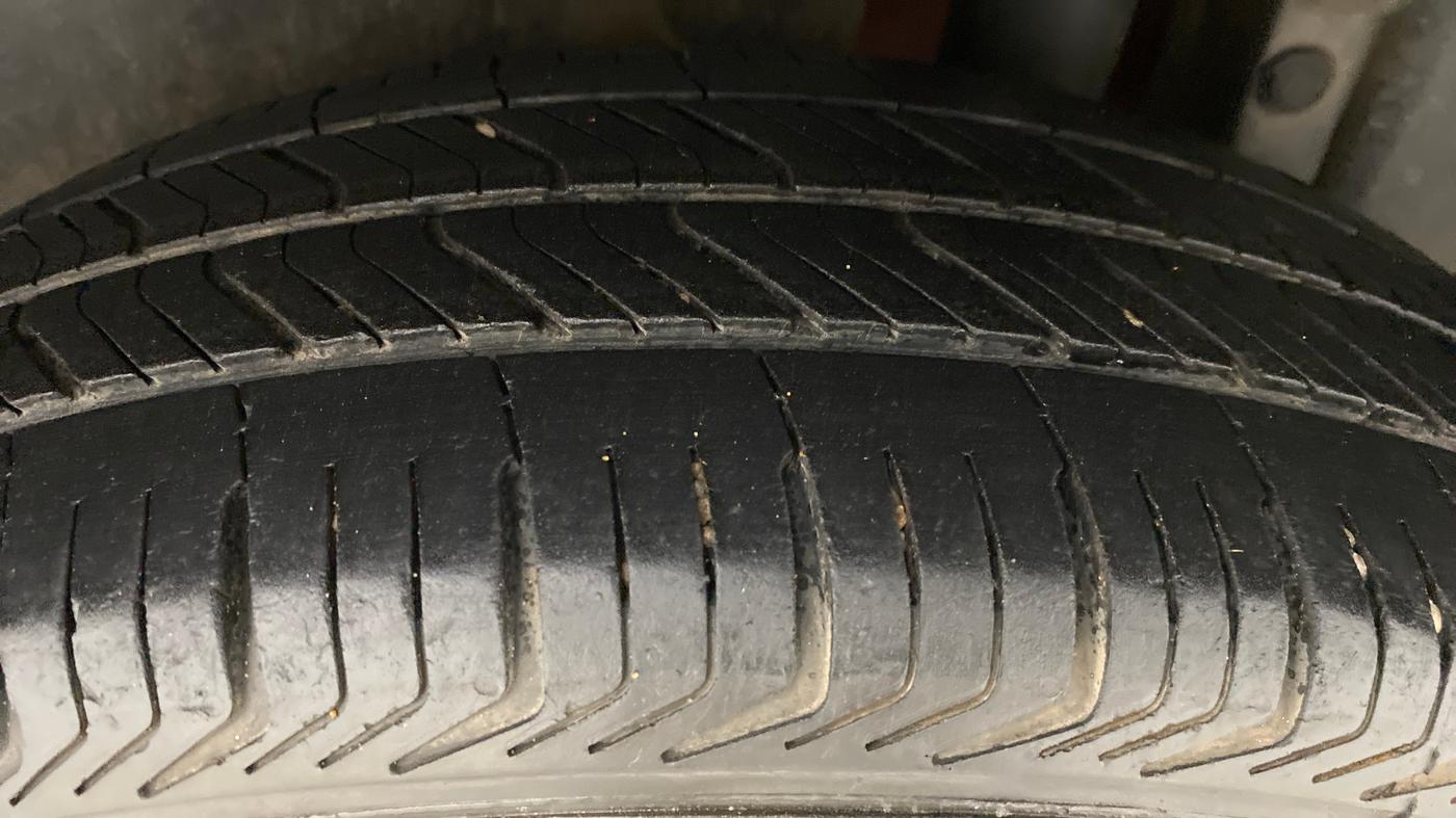 2013 Maruti Swift VXI, Petrol, Manual, 69,748 km, Left Rear Tyre Tread