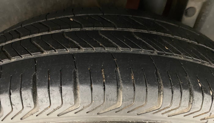 2013 Maruti Swift VXI, Petrol, Manual, 69,748 km, Left Rear Tyre Tread