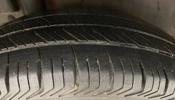 2013 Maruti Swift VXI, Petrol, Manual, 69,748 km, Right Rear Tyre Tread