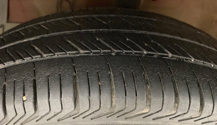 2013 Maruti Swift VXI, Petrol, Manual, 69,748 km, Left Front Tyre Tread