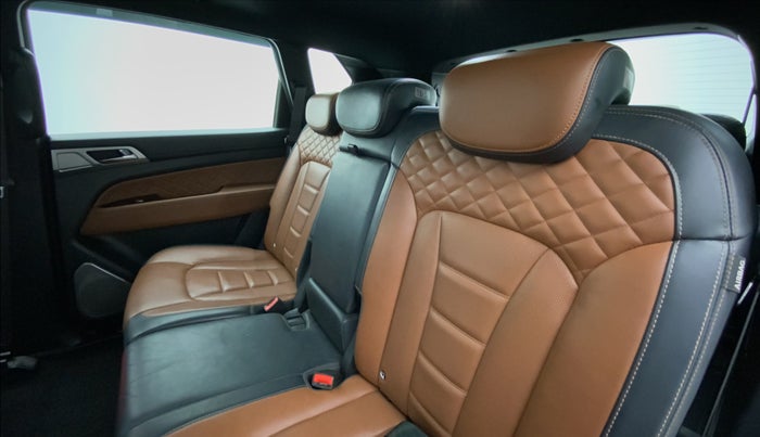 2019 Mahindra ALTURAS G4 4WD AT, Diesel, Automatic, 46,844 km, Right Side Rear Door Cabin
