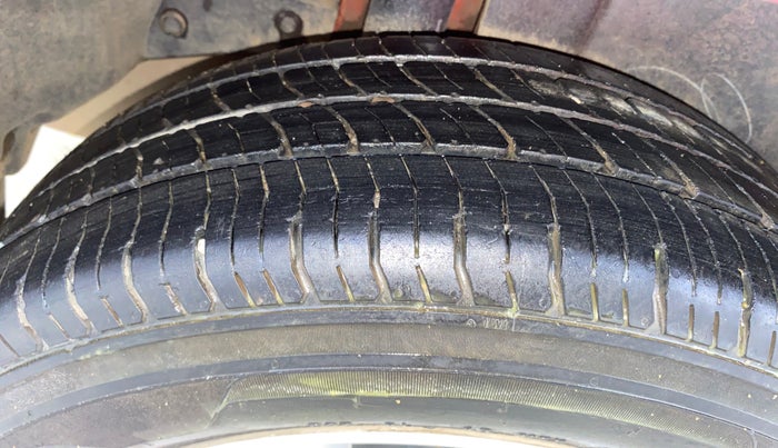 2014 Maruti Ertiga ZXI, Petrol, Manual, 69,208 km, Right Rear Tyre Tread