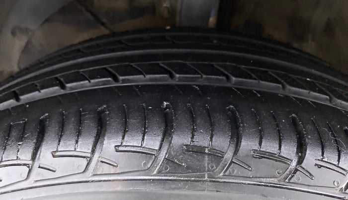 2017 Maruti Baleno DELTA PETROL 1.2, Petrol, Manual, 70,313 km, Left Front Tyre Tread