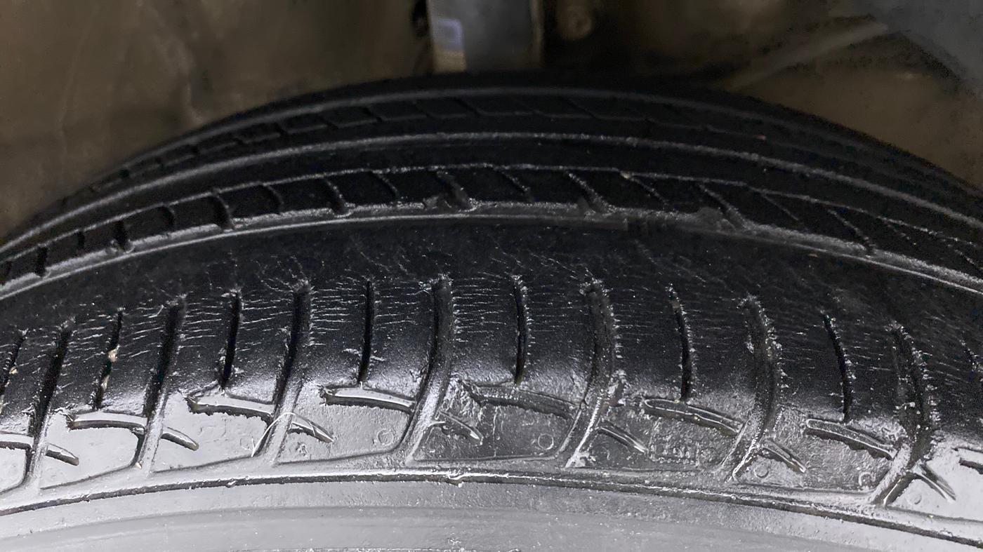 2017 Maruti Baleno DELTA PETROL 1.2, Petrol, Manual, 70,313 km, Right Front Tyre Tread