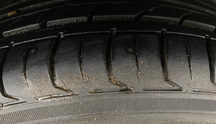 2018 Ford FREESTYLE TITANIUM 1.2 PETROL, Petrol, Manual, 1,00,443 km, Right Rear Tyre Tread