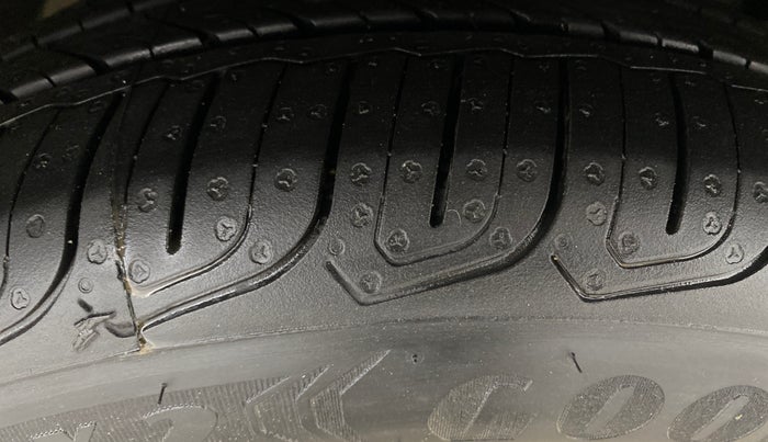 2018 Ford FREESTYLE TITANIUM 1.2 PETROL, Petrol, Manual, 1,00,443 km, Right Front Tyre Tread