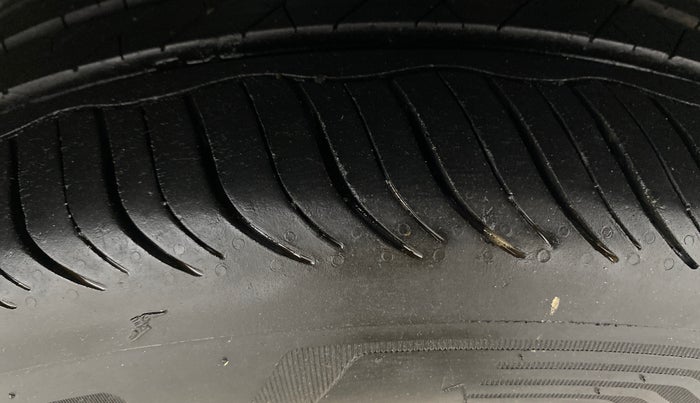 2018 Ford FREESTYLE TITANIUM 1.2 PETROL, Petrol, Manual, 1,00,443 km, Left Rear Tyre Tread