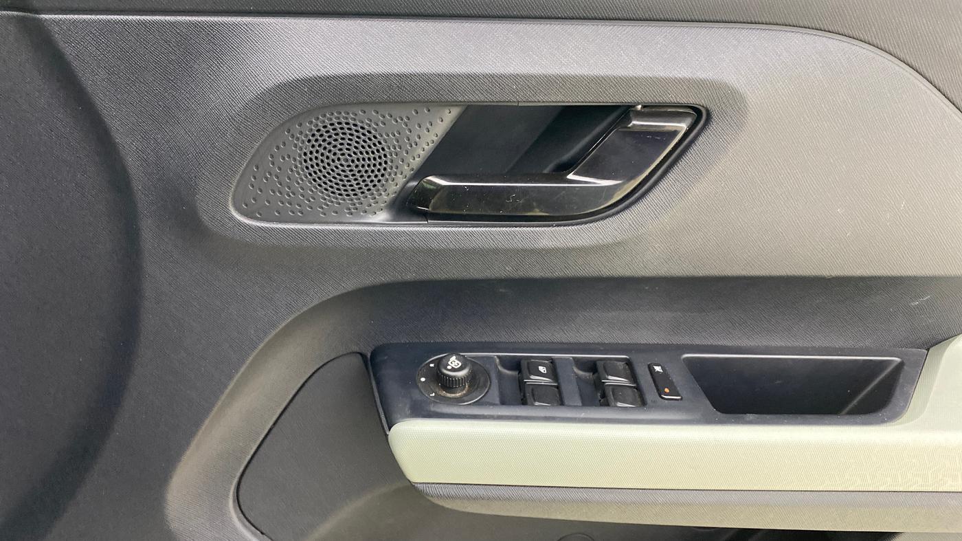 2025 Tata PUNCH Adventure Plus, Petrol, Manual, 6,276 km, Driver Side Door Panels Control