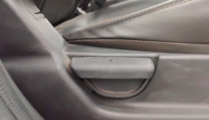 2013 Hyundai i20 MAGNA 1.2, Petrol, Manual, 37,038 km, Driver Side Adjustment Panel