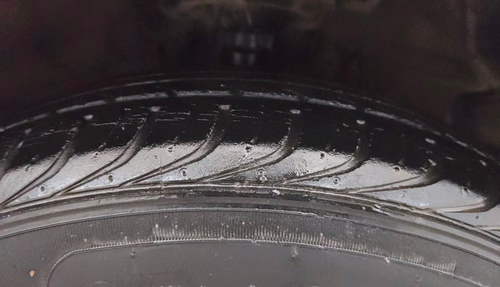 2013 Hyundai i20 MAGNA 1.2, Petrol, Manual, 37,038 km, Right Front Tyre Tread