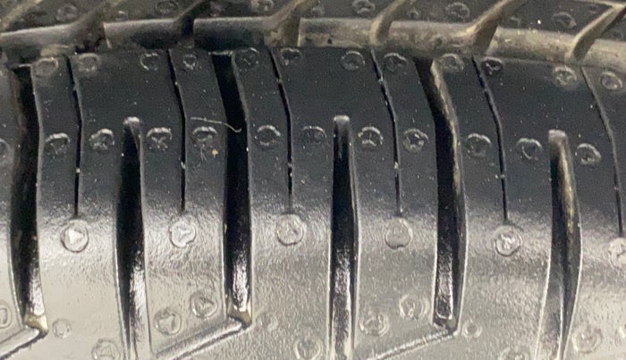 2017 Maruti Swift VDI, Diesel, Manual, 63,742 km, Right Front Tyre Tread