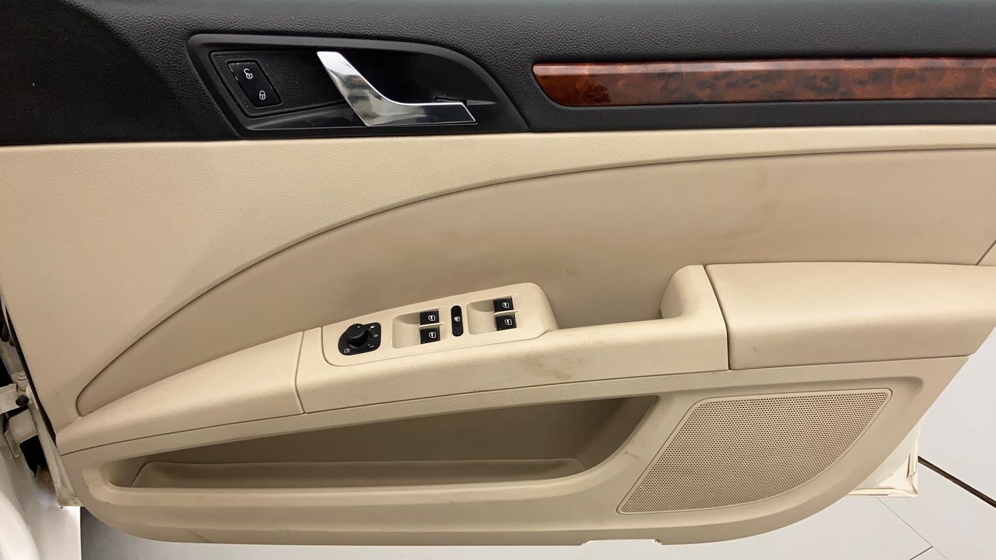 2010 Skoda Superb ELEGANCE 1.8 TSI AT, Petrol, Automatic, 65,078 km, Driver Side Door Panels Control
